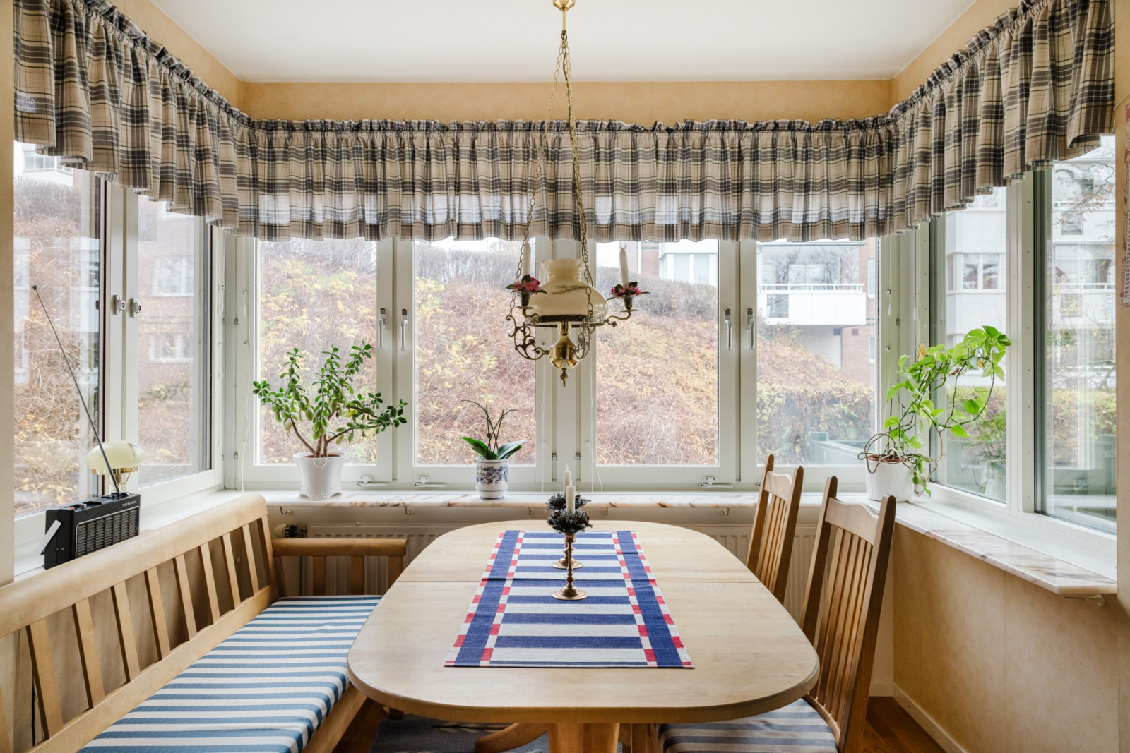 Härligt burspråk med grönska utanför fönstret Rönningevägen 5