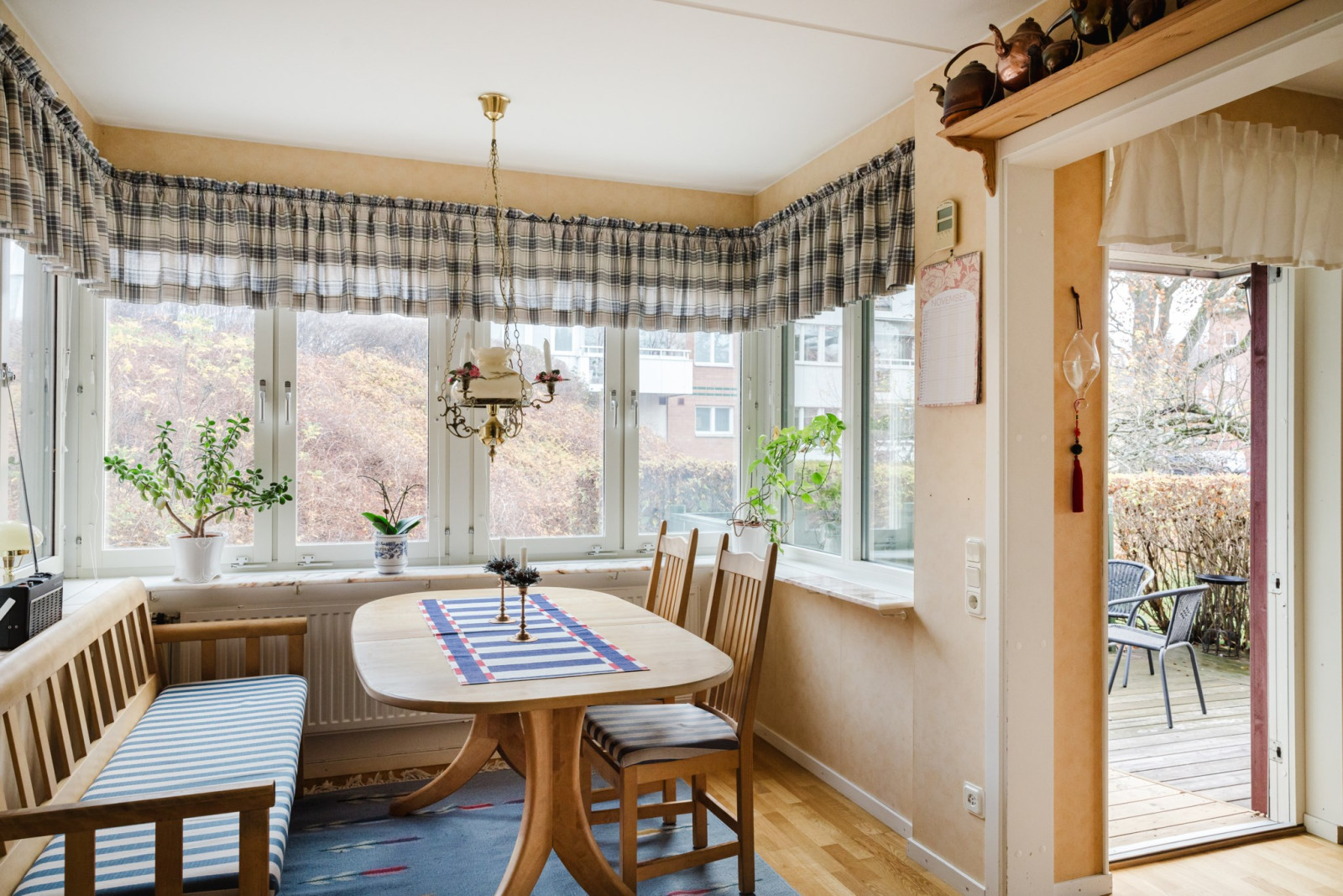 Burspråk och utgång till uteplats Rönningevägen 5