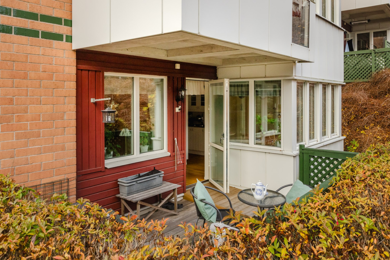 Uteplats omgiven av grönska Rönningevägen 5