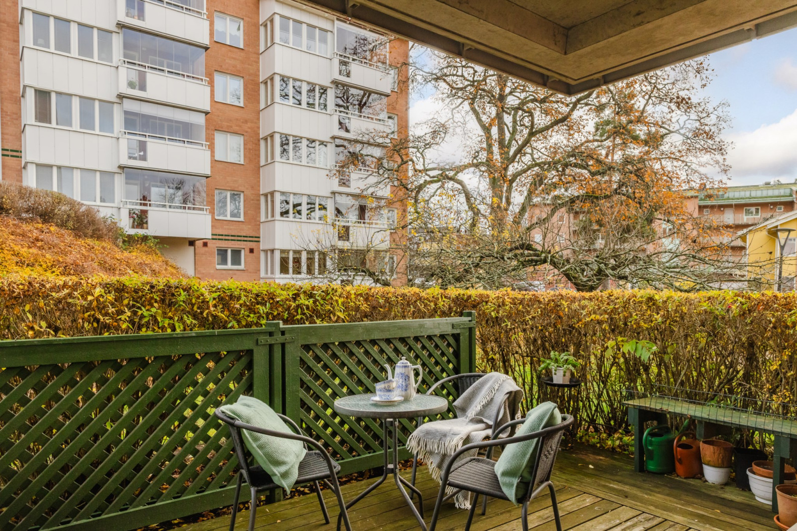 Träbelagd uteplats med förmiddagssol Rönningevägen 5