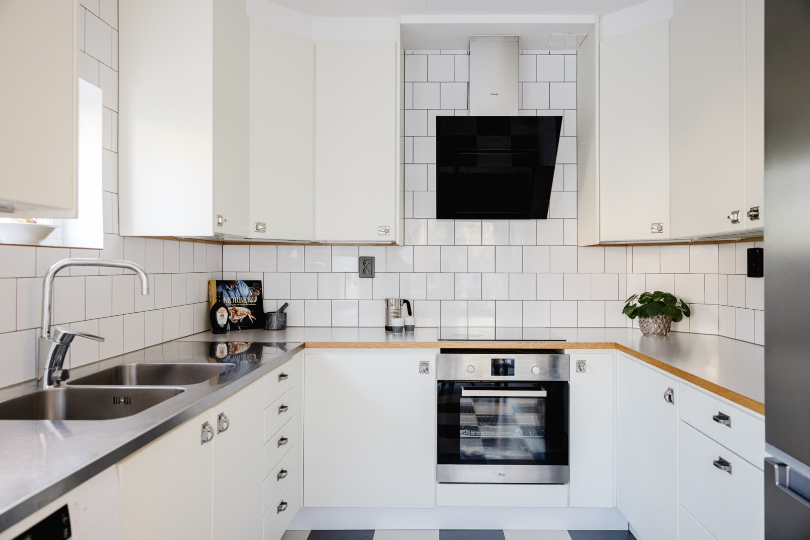 Kök med generösa förvaringsutrymmen i skåp och lådor Högbackavägen 17