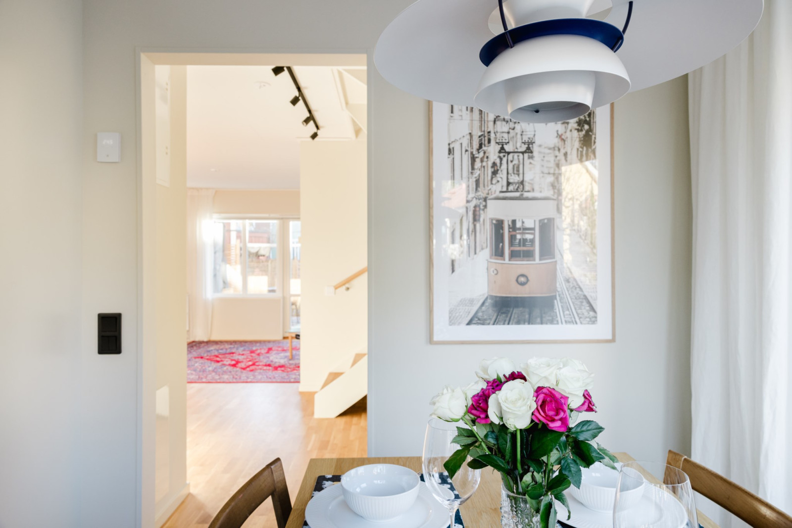 Matplats som angränsar till hall och vardagsrum Högbackavägen 17