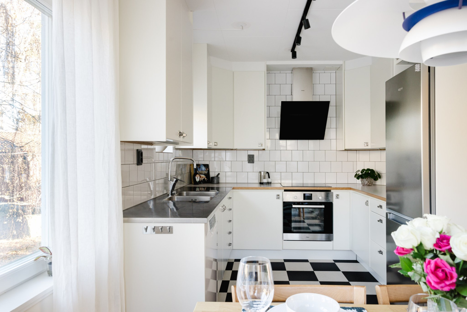 Ljust och fint kök med matplats Högbackavägen 17