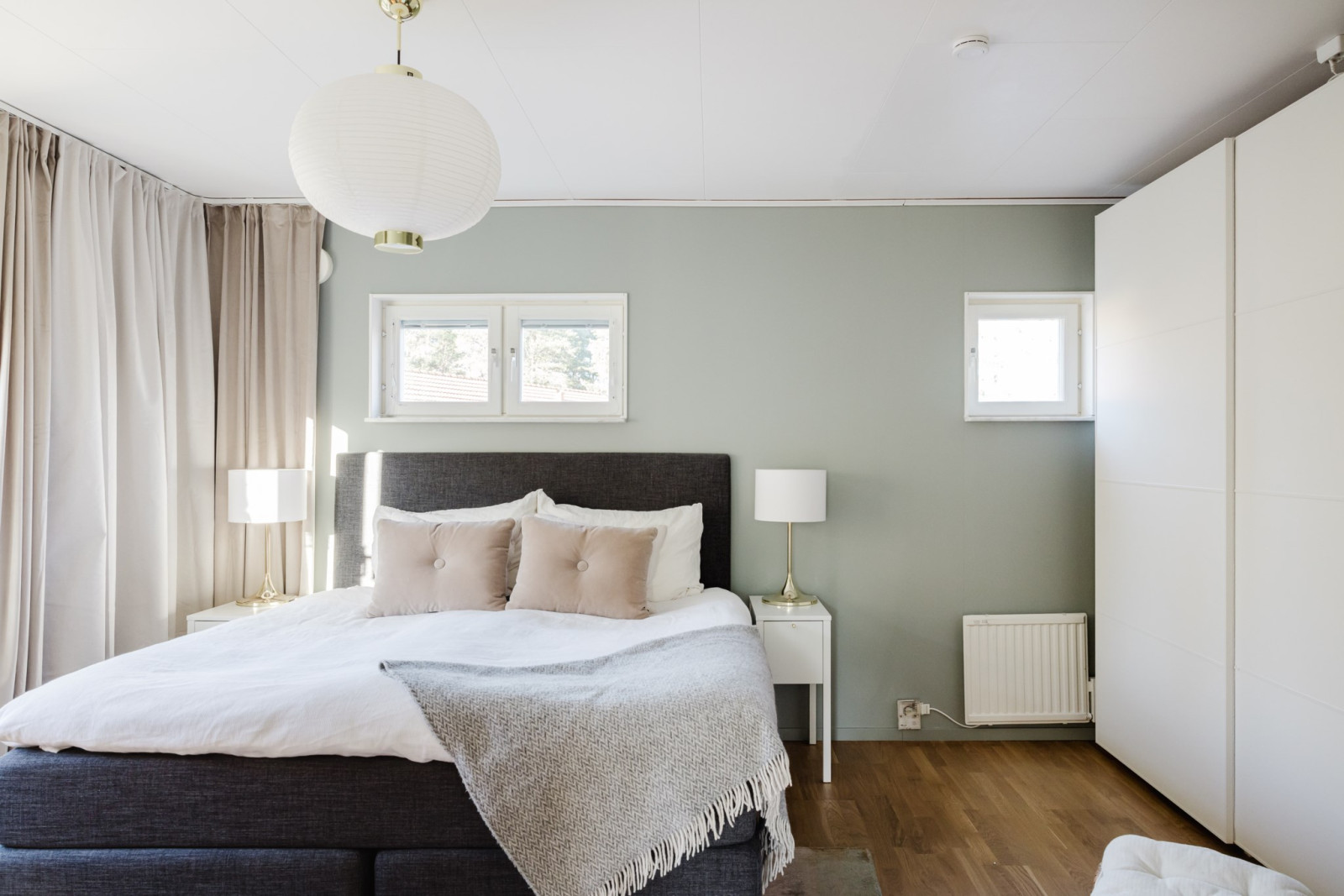 Sovrum 1 med förvaring i skjutdörrsgarderob Högbackavägen 17