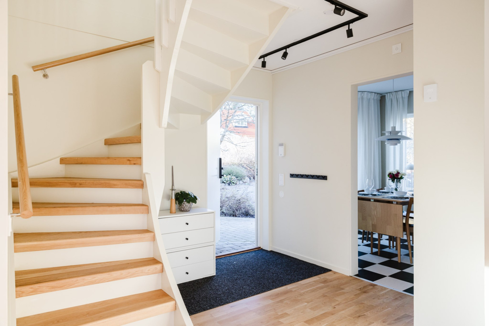 Rymlig hall Högbackavägen 17