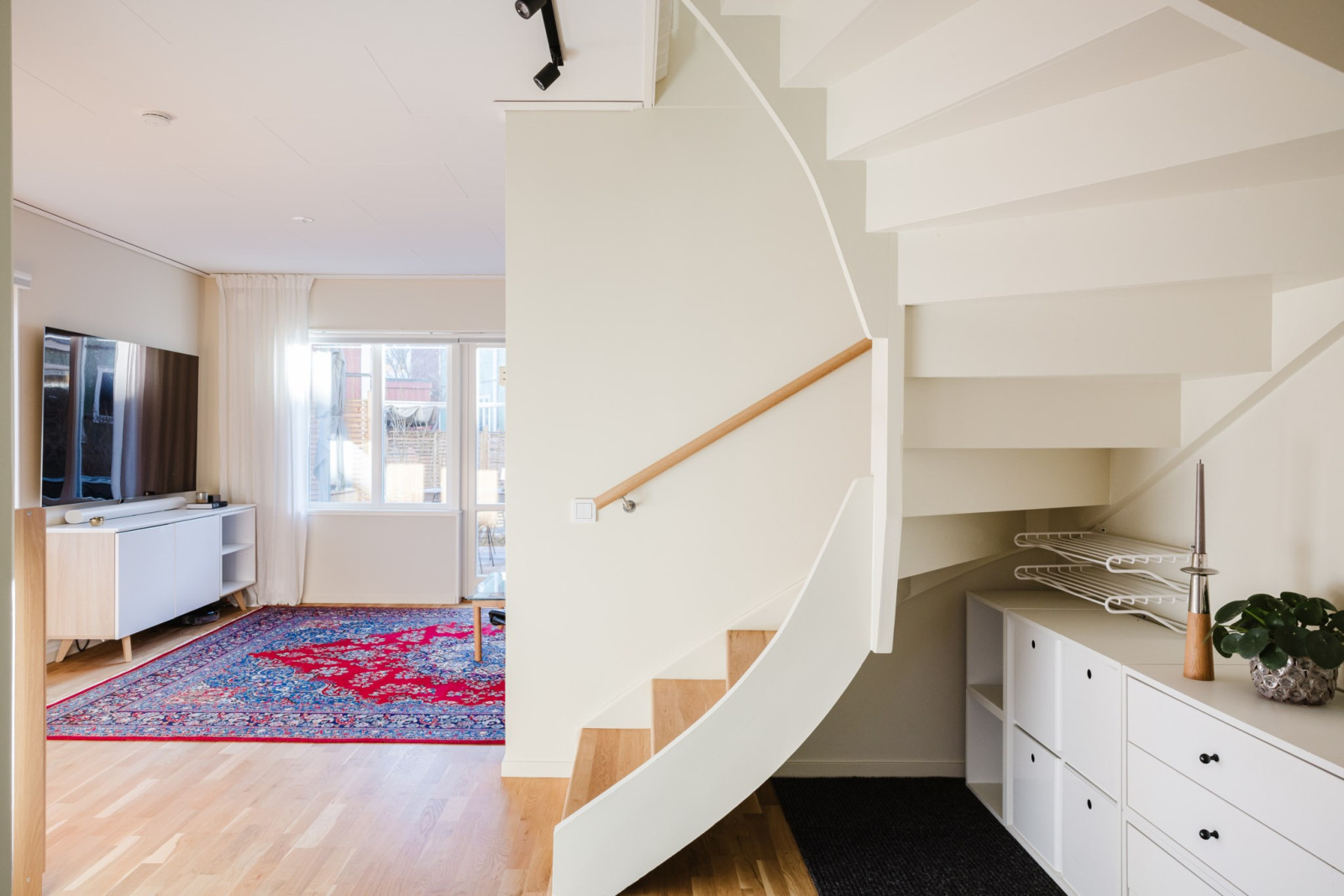 Hall mot vardagsrum Högbackavägen 17