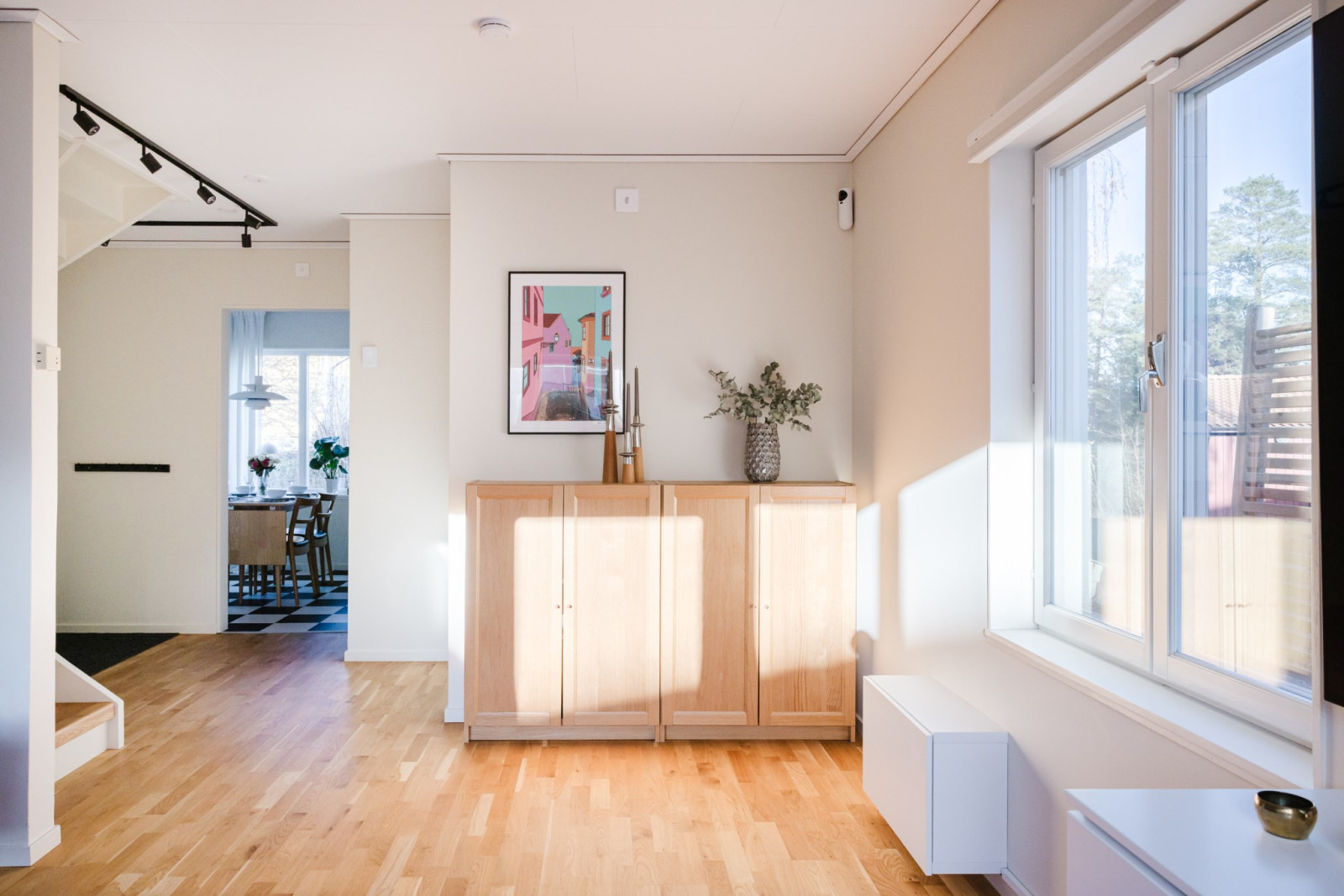 Ljust vardagsrum med gavelfönster och mycket ljusinsläpp Högbackavägen 17