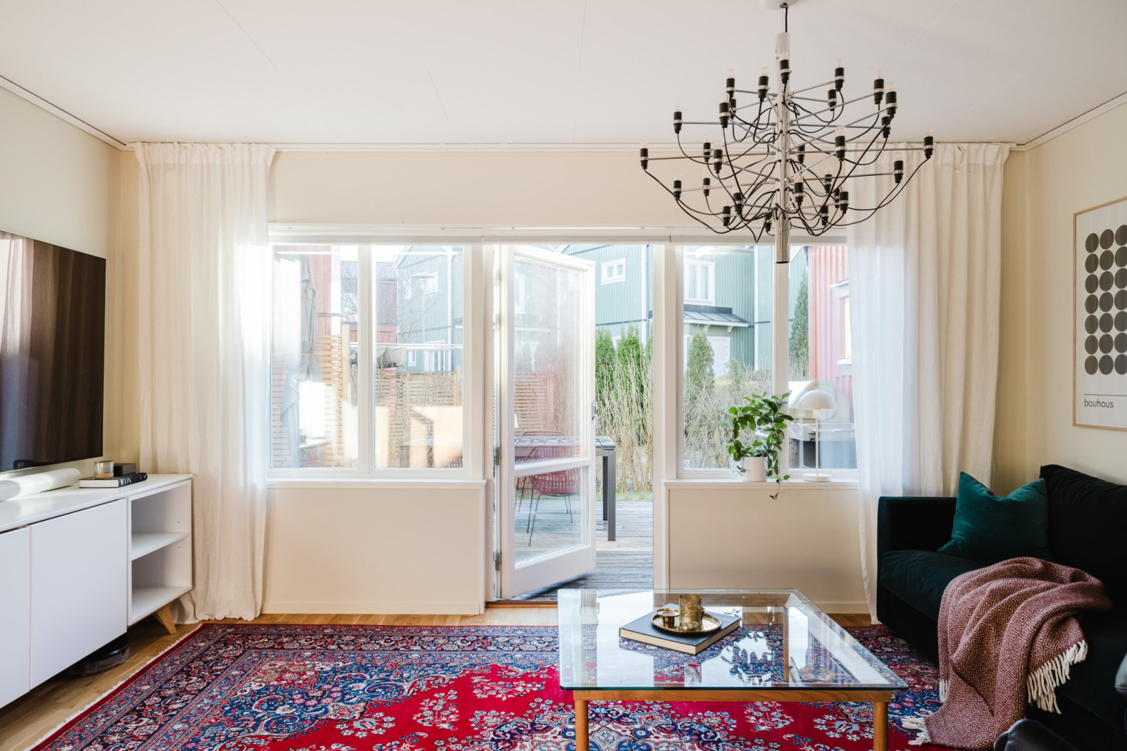 Rymligt vardagsrum med fönster i två väderstreck och utgång till baksidan Högbackavägen 17