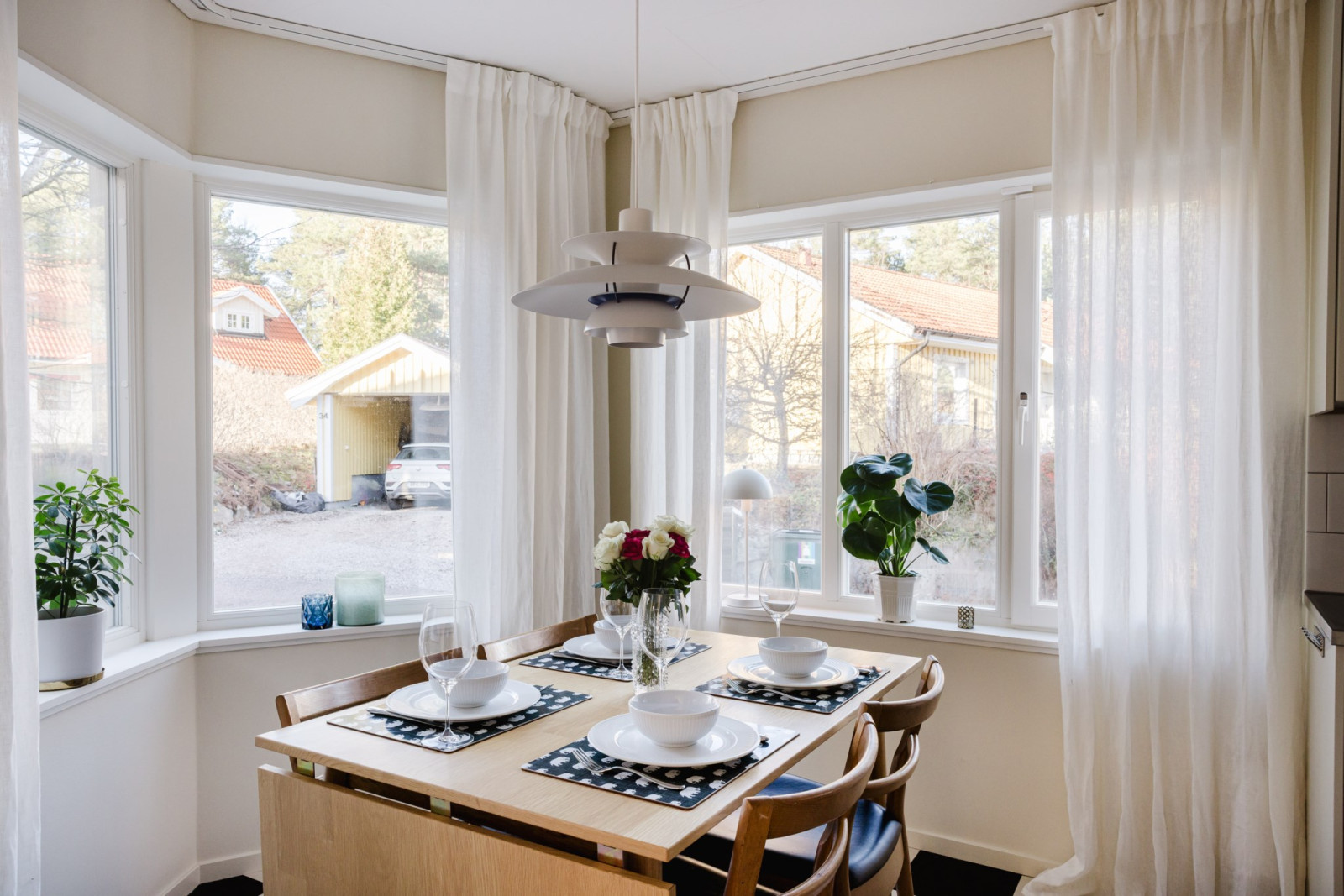 Matplats intill burspråket Högbackavägen 17