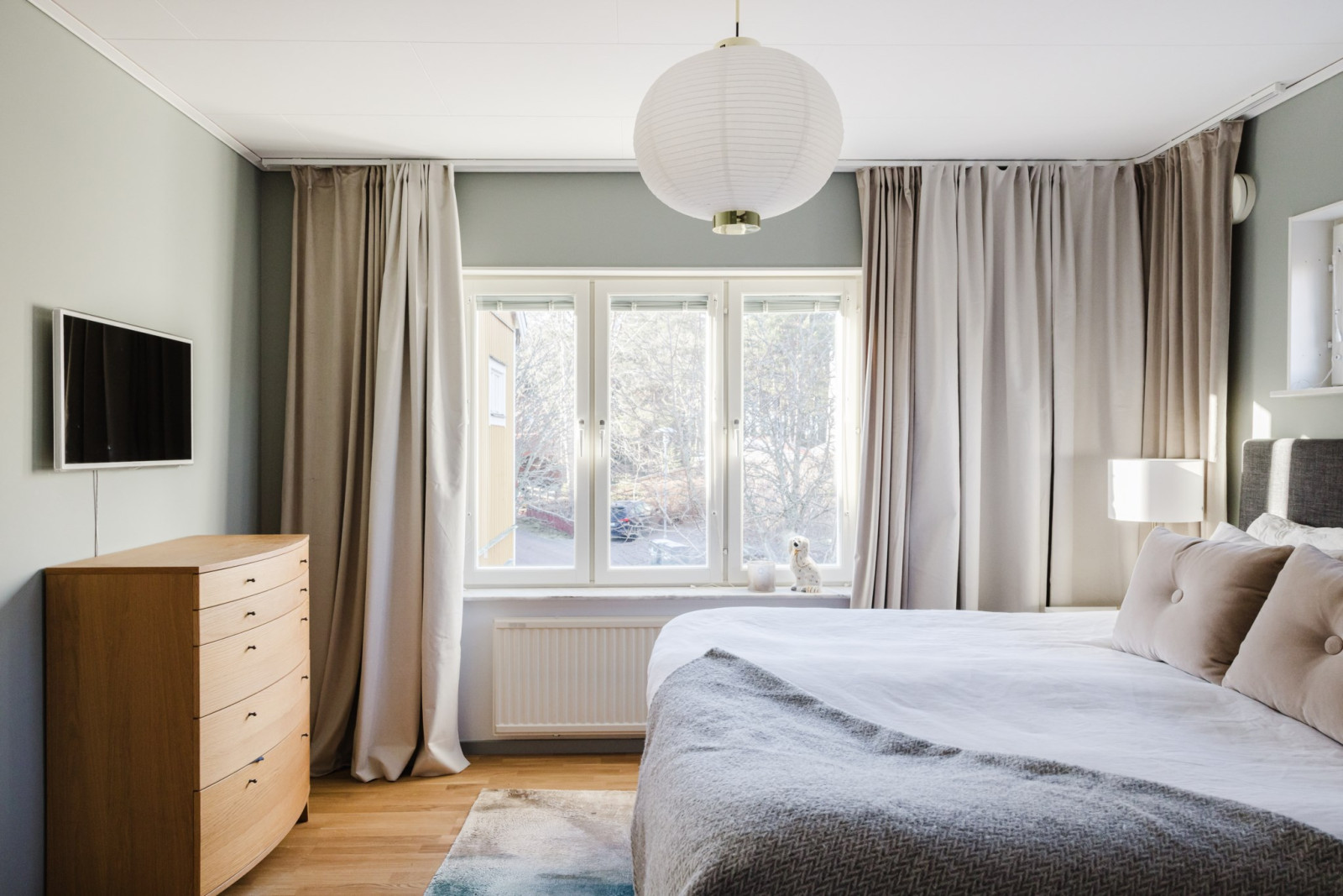 Sovrum 1 med fönster i två väderstreck Högbackavägen 17