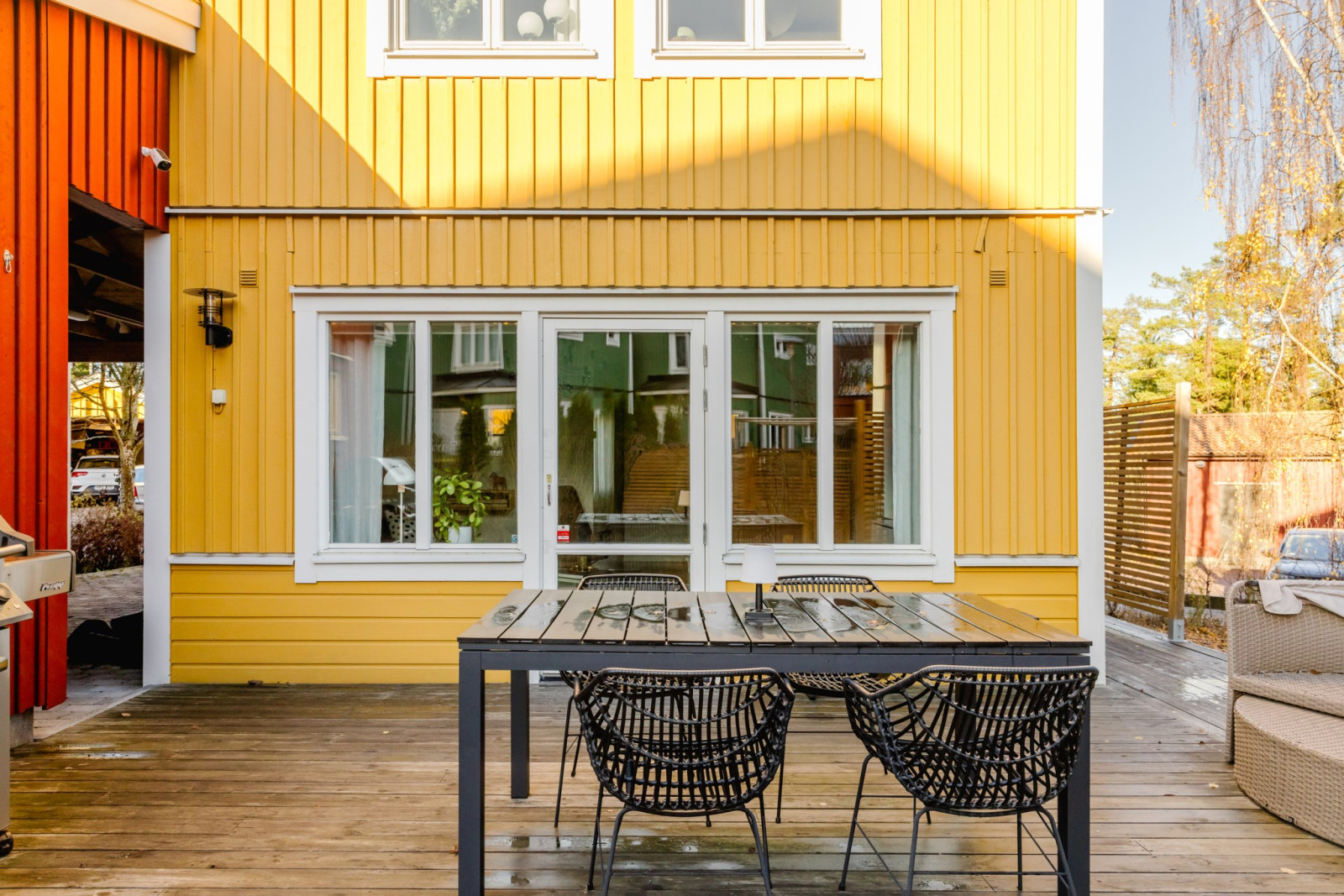 Kedjehus med stor träbelagd uteplats ooch intilliggande carport Högbackavägen 17