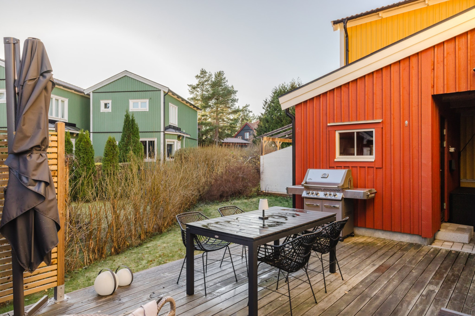 Solig träbelagd uteplats Högbackavägen 17