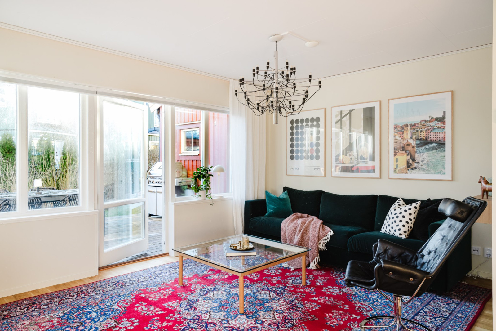 Rymligt vardagsrum med stora fönsterpartier Högbackavägen 17