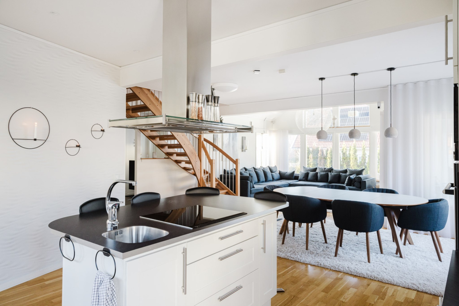 Kök mot matplats och vardagsrum Söderby torgs allé 48