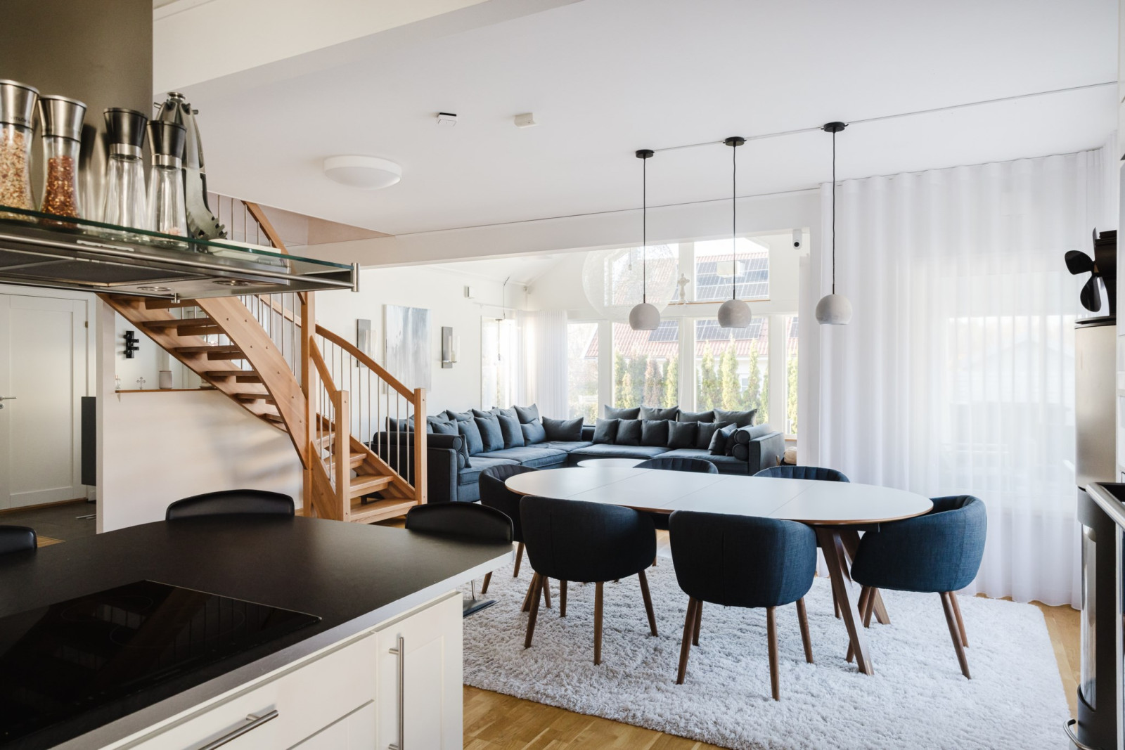 Kök mot matplats och vardagsrum Söderby torgs allé 48