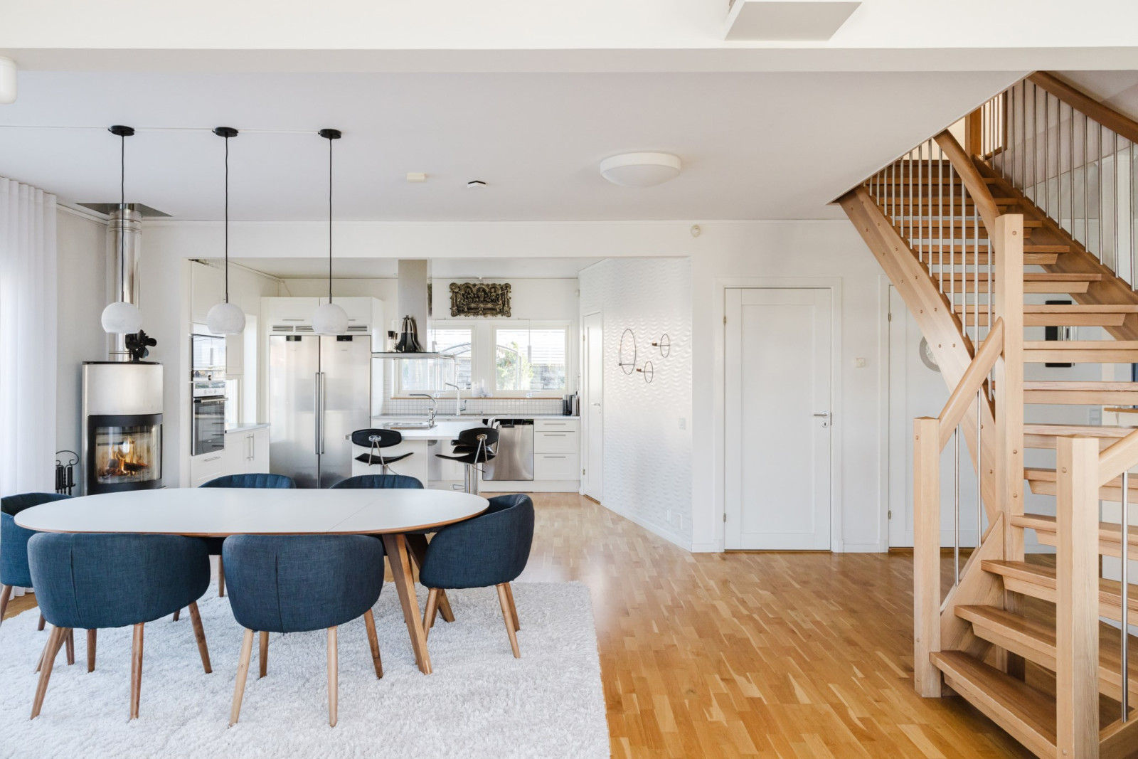 Vardagsrum mot matplats och kök Söderby torgs allé 48