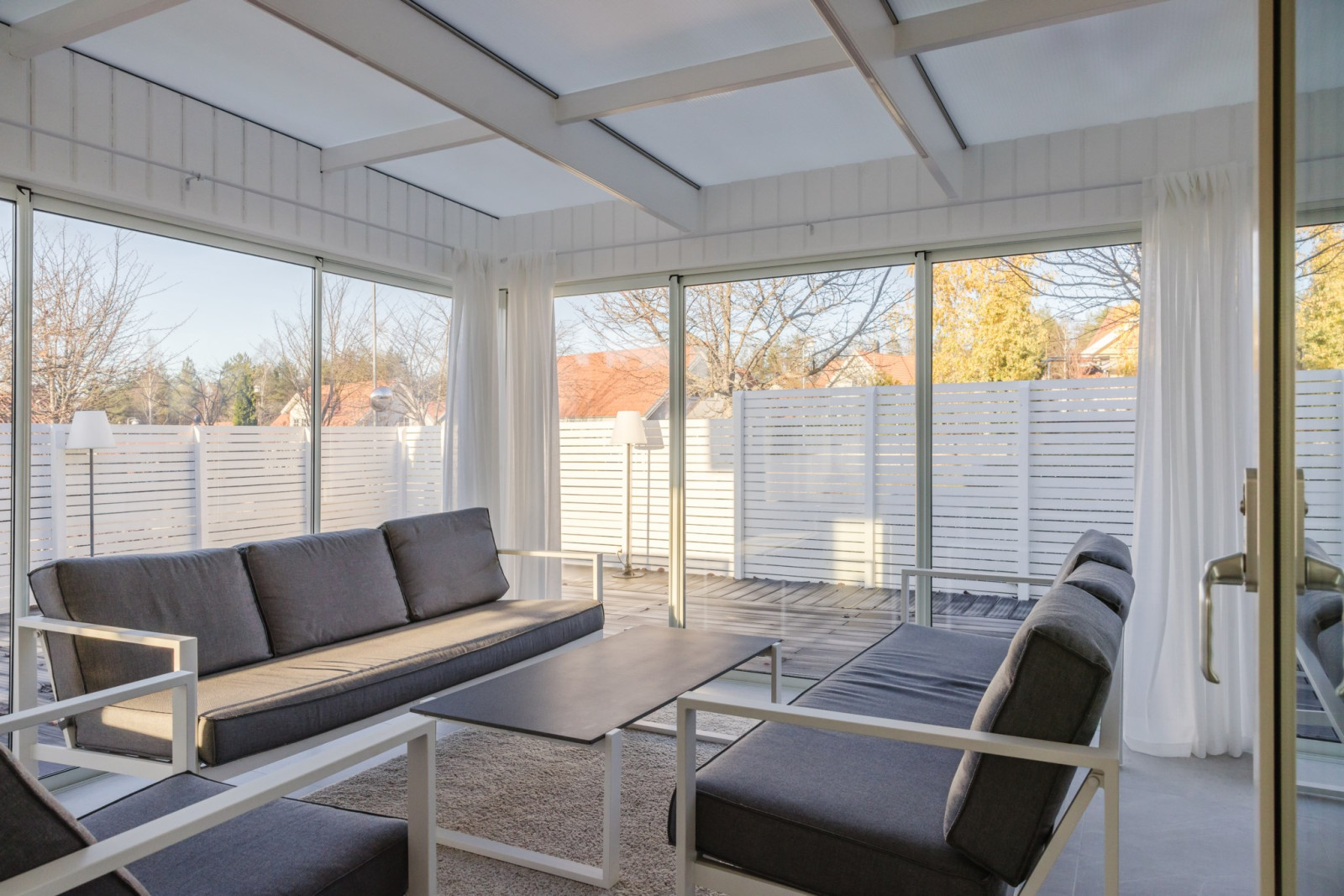 Inglasat uterum Söderby torgs allé 48