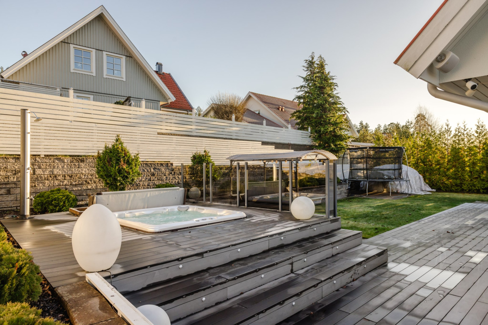 Baksida / Jacuzzi Söderby torgs allé 48