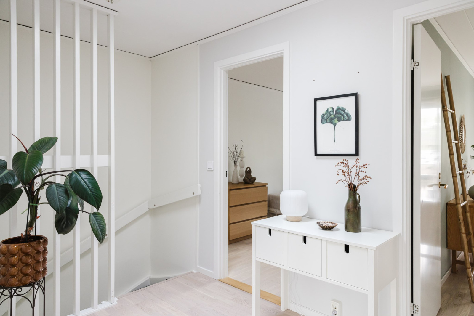 Innehall övre plan Rönningevägen 65C