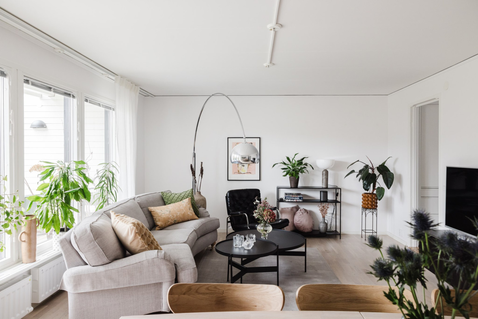 Generöst vardagsrum med stora fönsterpartier Rönningevägen 65C