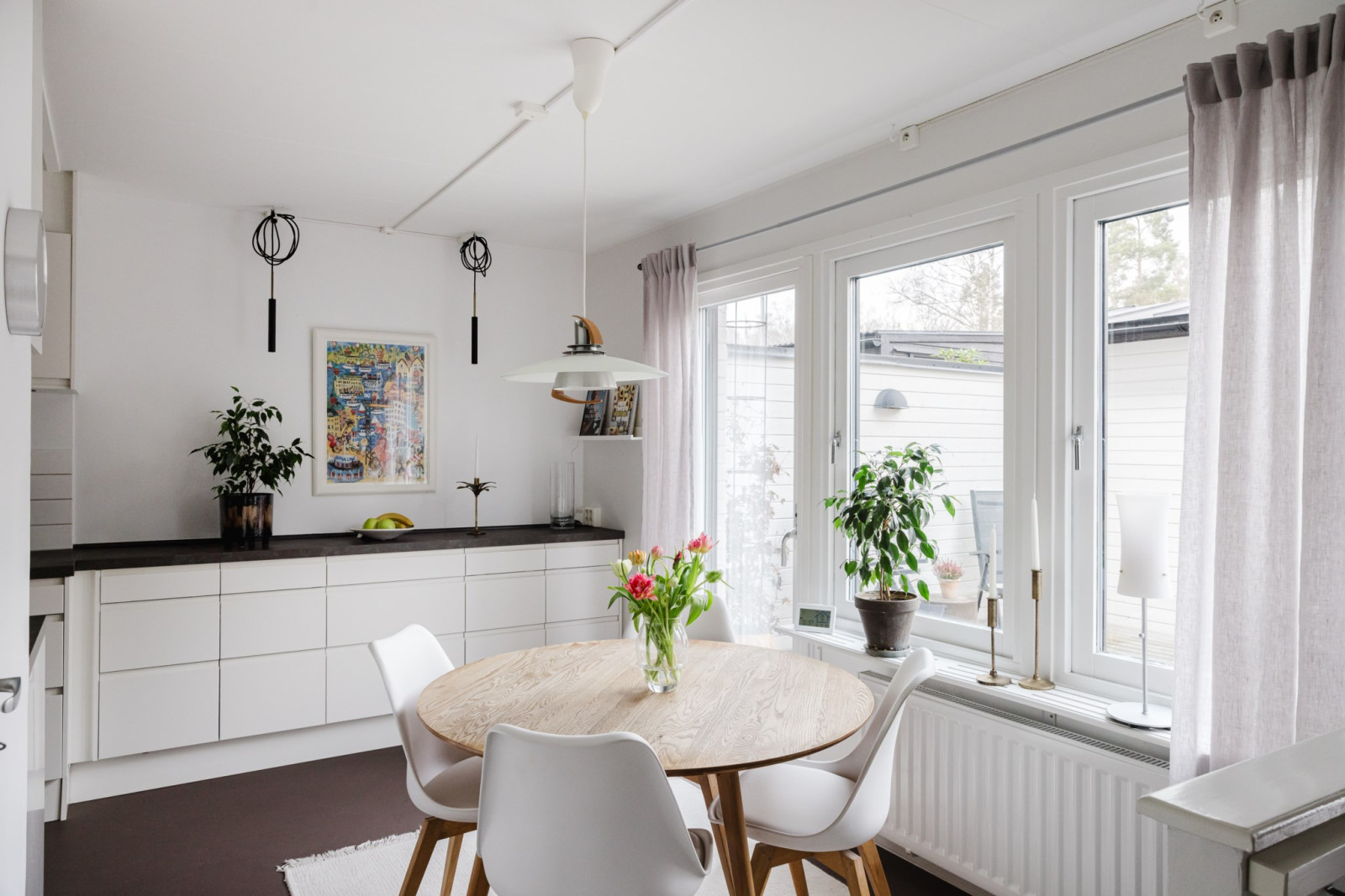 Inbjudande matplats med utgång till uteplats på framsidan Rönningevägen 65C