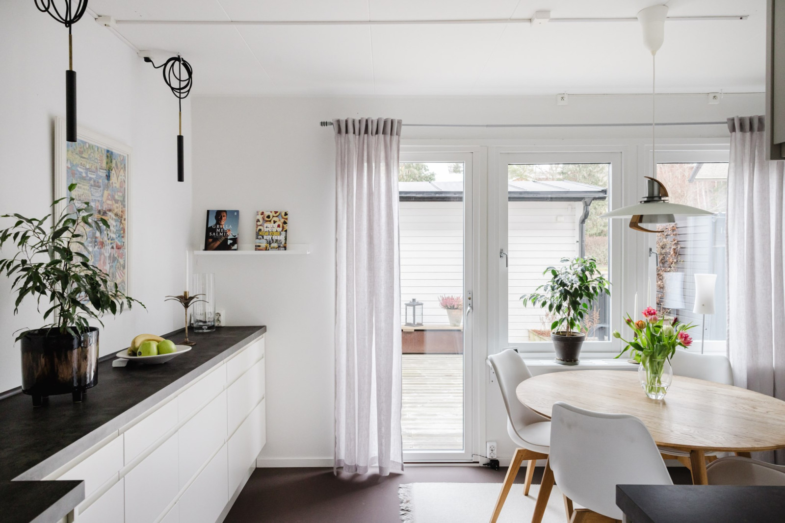 Fint renoverat kök med matplats intill stora fönster Rönningevägen 65C