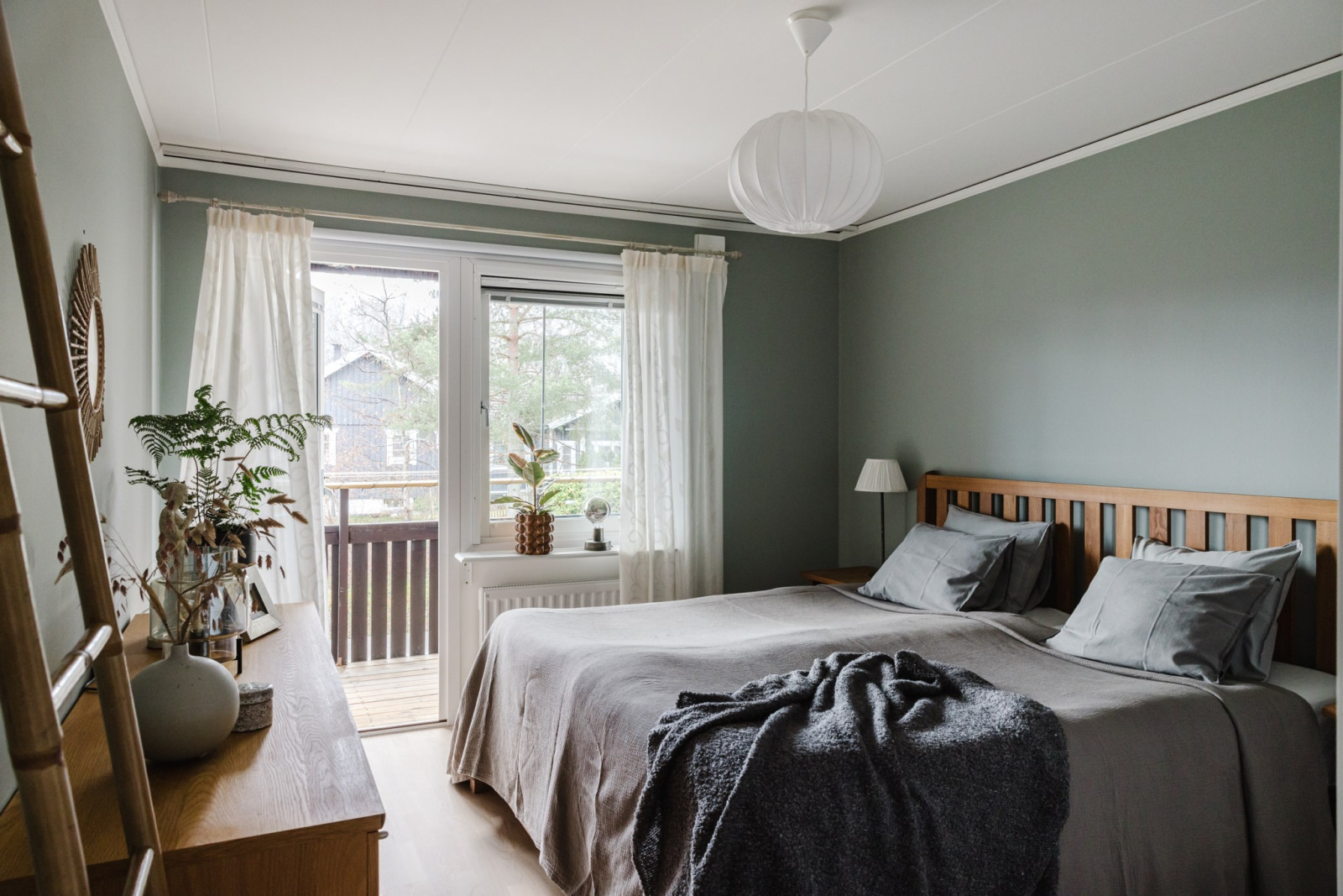 Fint master bedroom med utgång till balkong Rönningevägen 65C