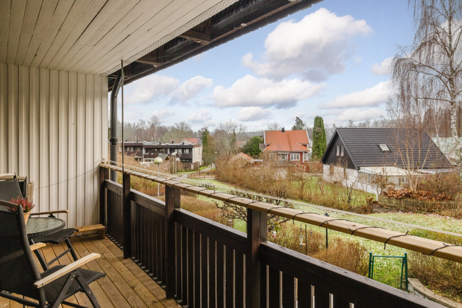 Balkong med trevlig utsikt över samfälligheten Rönningevägen 65C