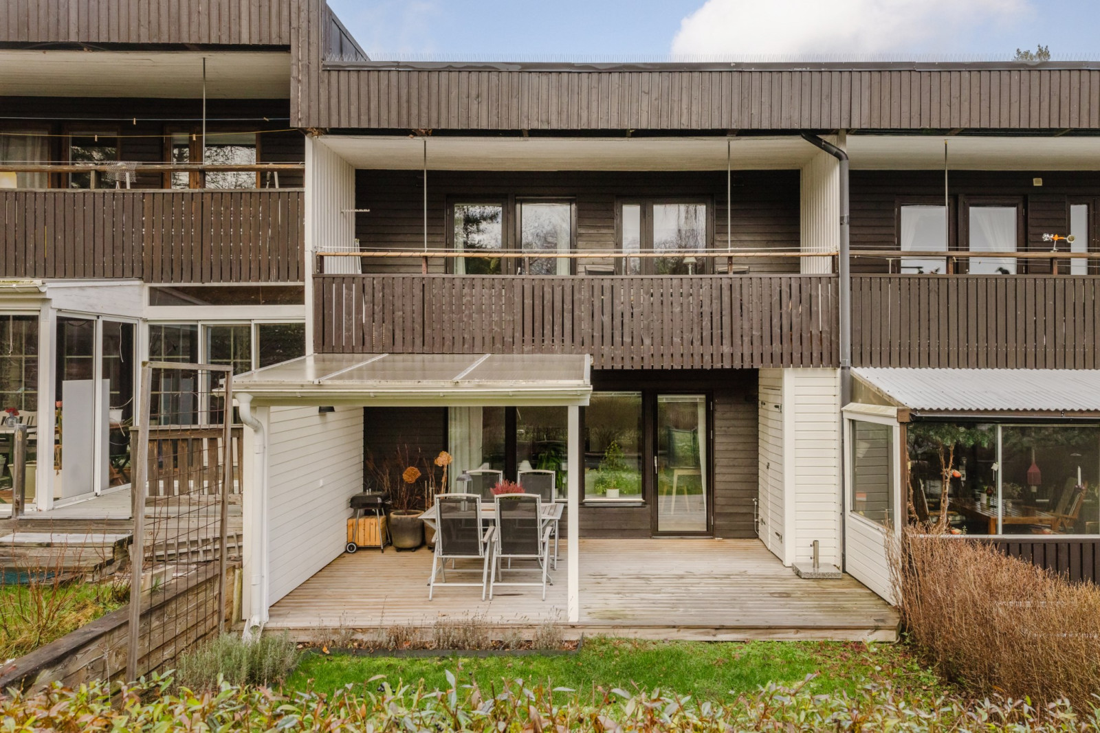 Mysig trädgårdstomt med en träbelagd uteplats delvis under tak Rönningevägen 65C