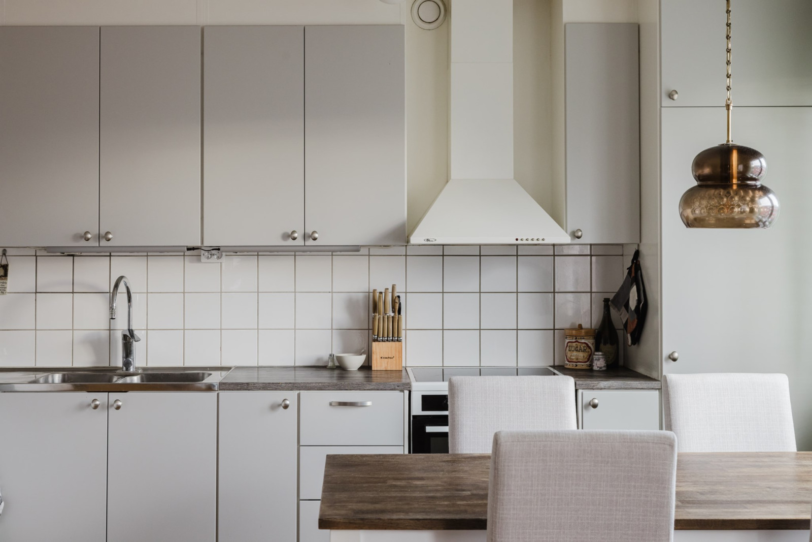 Kök med nylackade luckor och uppdaterade vitvaror Söderbyvägen 14