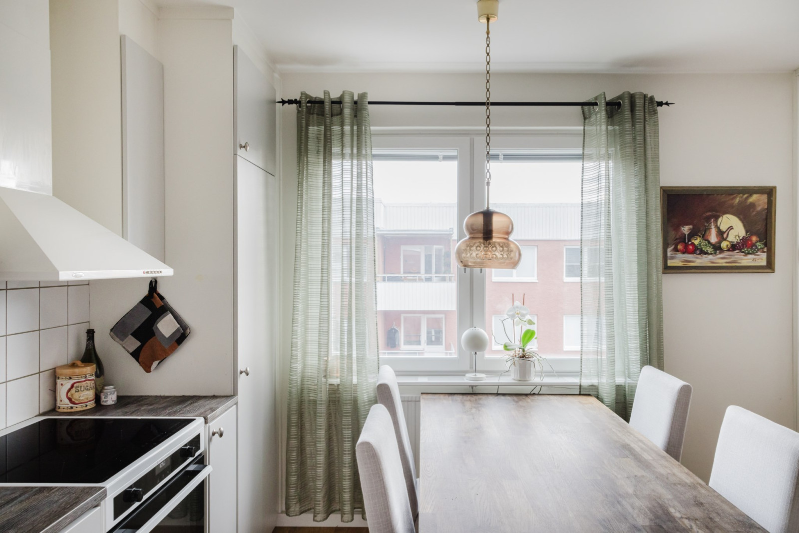 Matplats intill fönstret Söderbyvägen 14