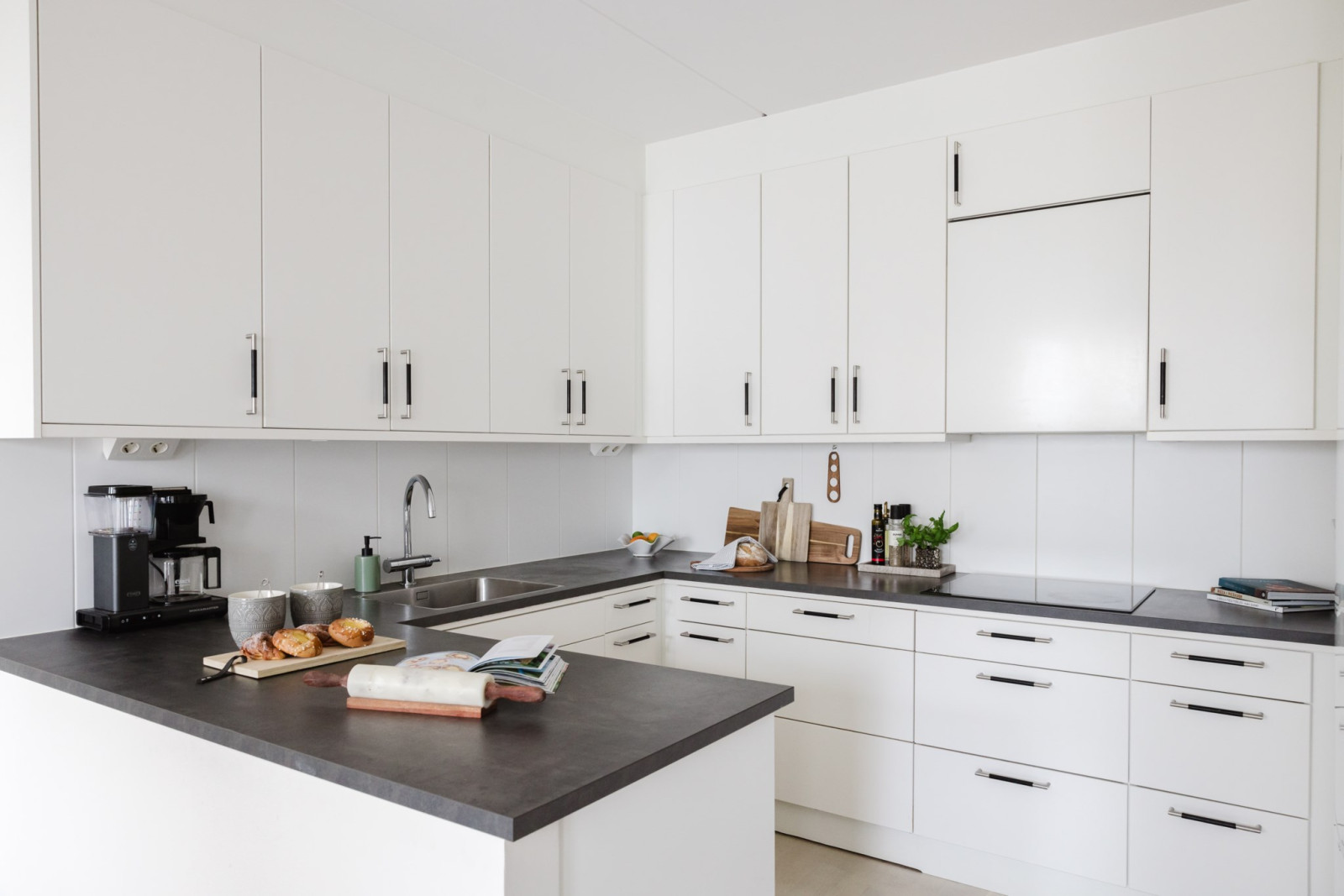 Stora arbetsbänkar och mycket förvaring i skåp och lådor Rönninge Torg 13