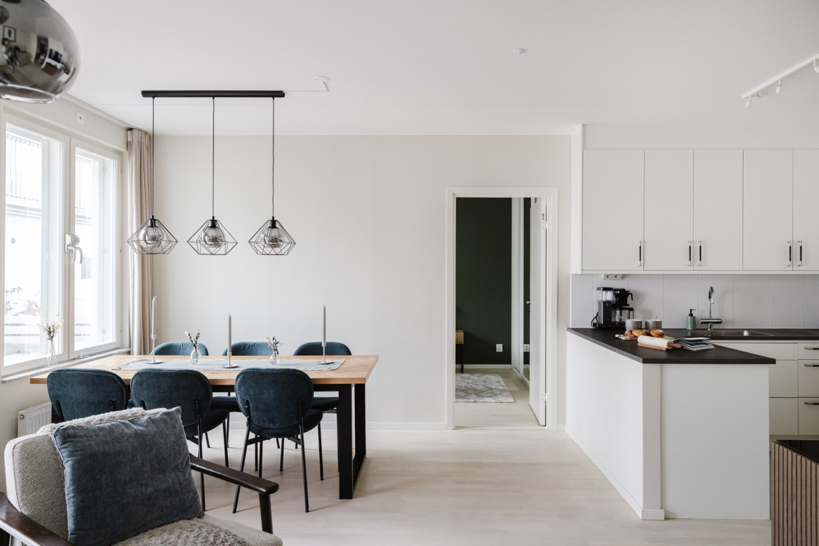 Fint ljusinsläpp från stora fönsterpartier Rönninge Torg 13