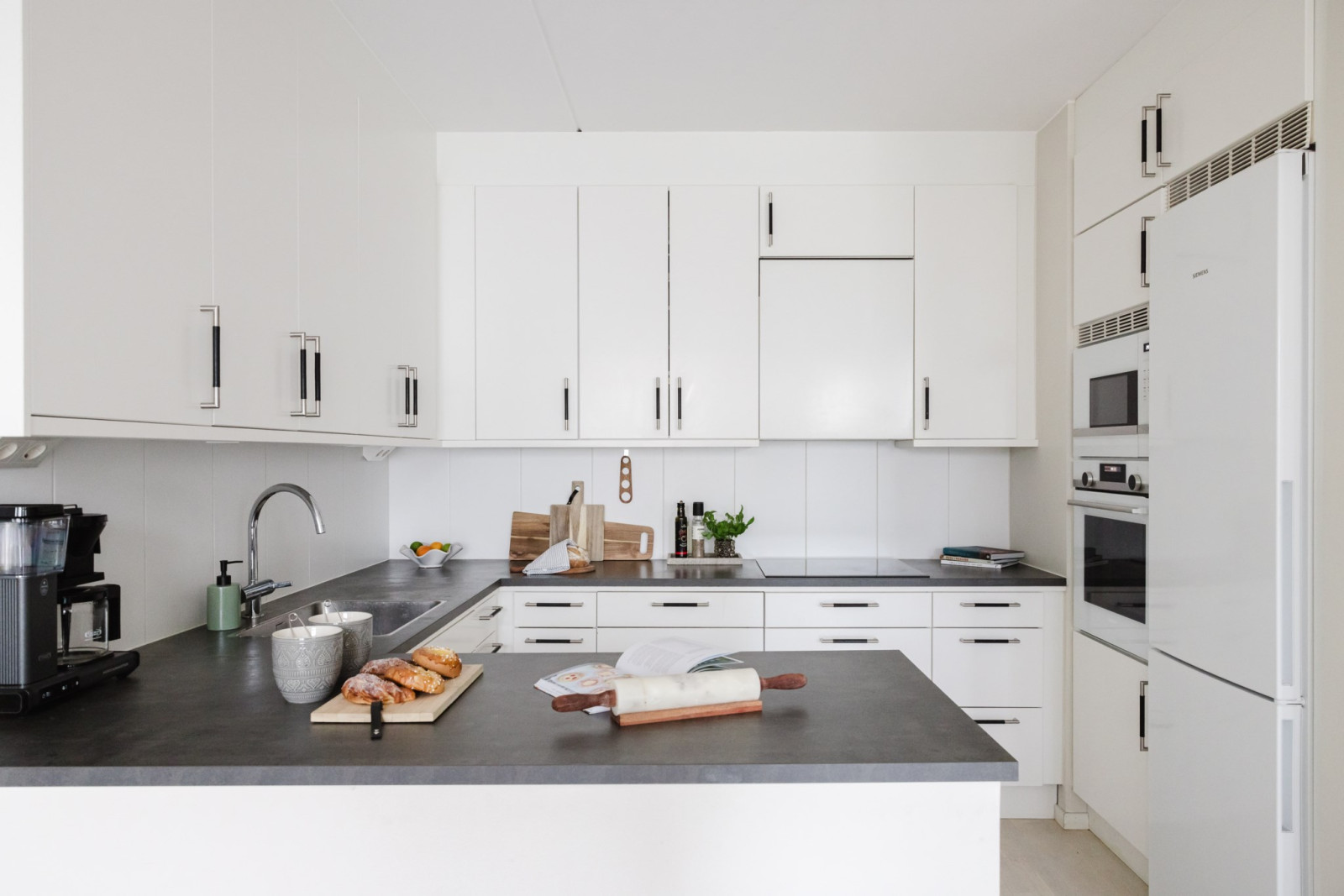 Socialt kök med halv köksö och mycket förvaring Rönninge Torg 13