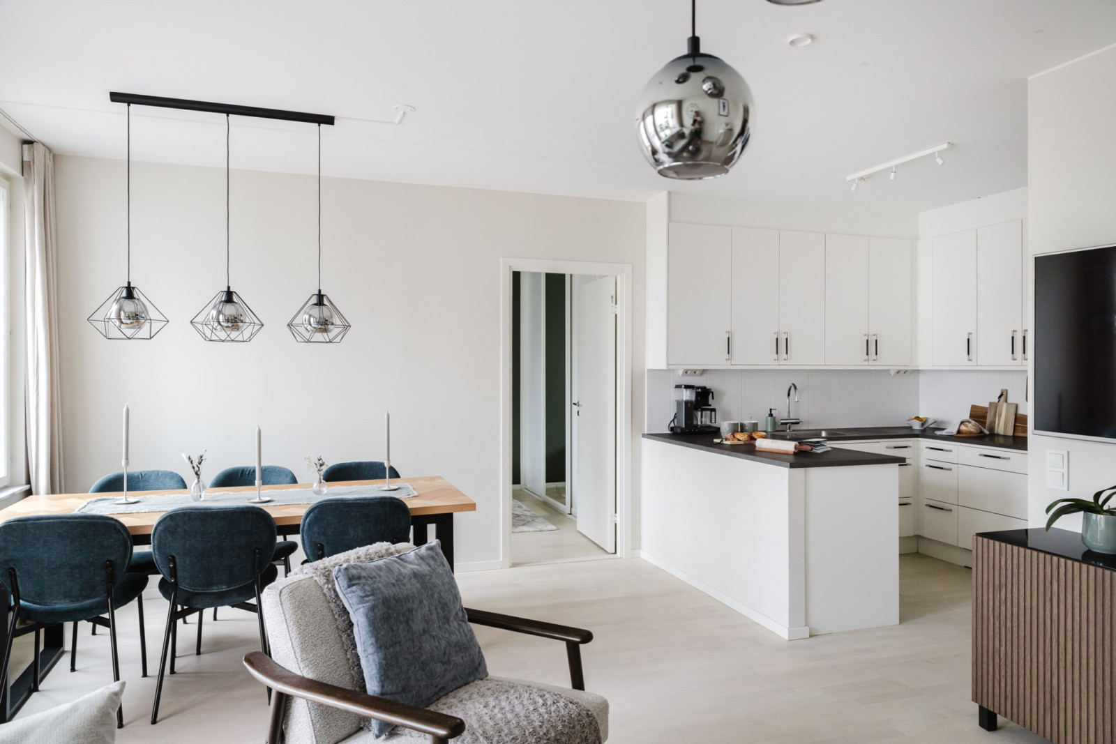 Öppen planlösning mellan vardagsrum och kök Rönninge Torg 13