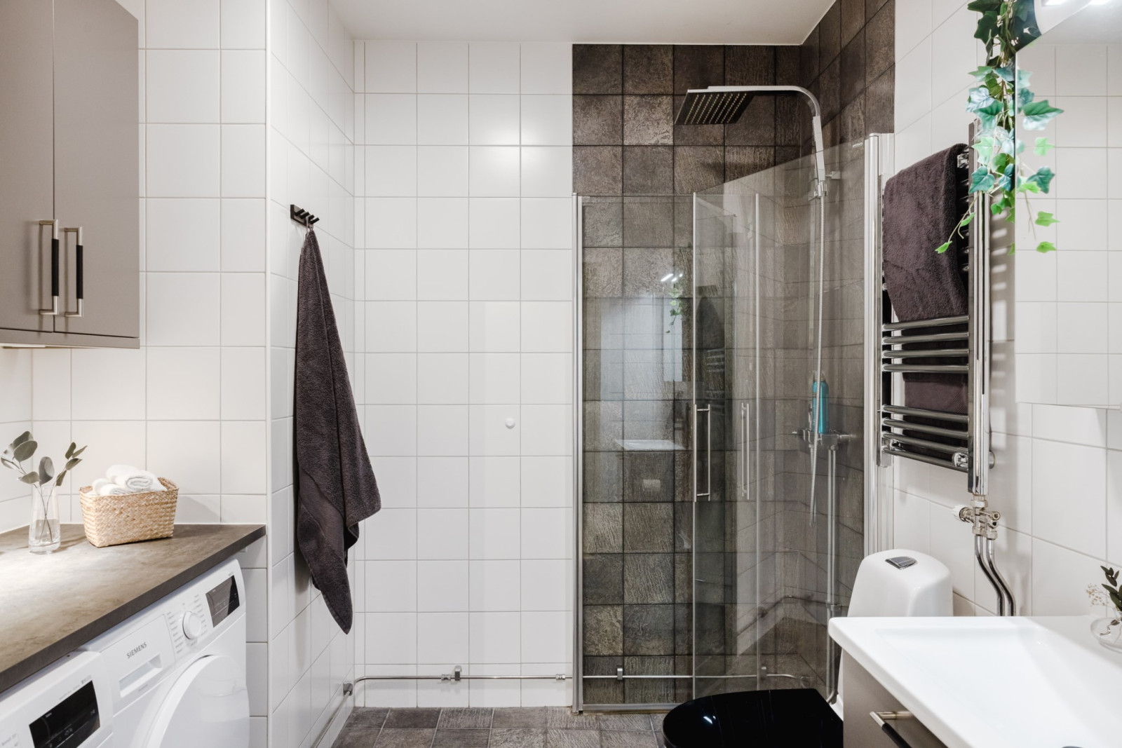 Lyxigt badrum med tvättavdelning Rönninge Torg 13