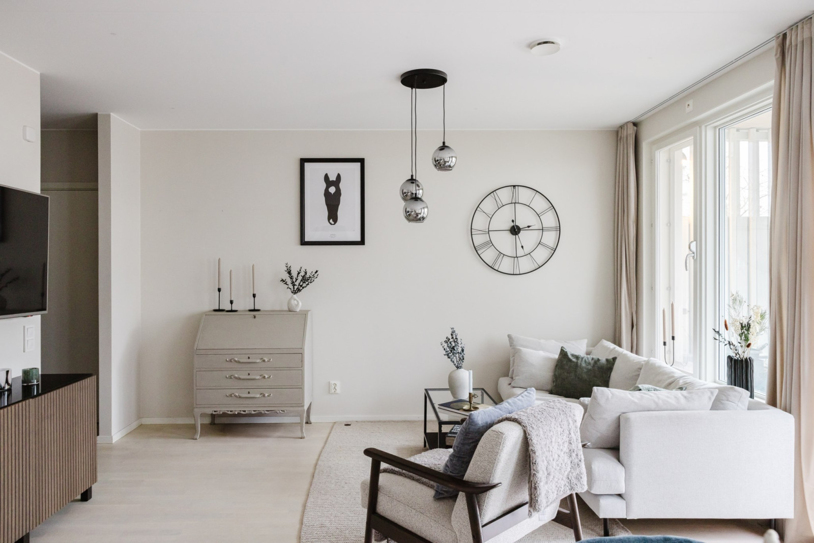 Lättmöblerat vardagsrum med utgång till uteplatsen Rönninge Torg 13