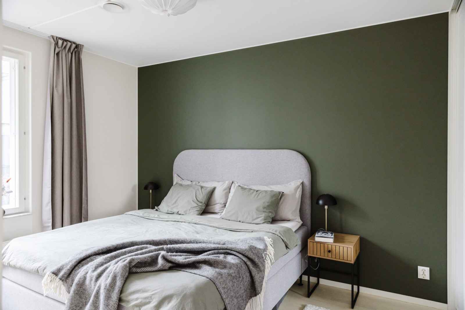 Sovrum med förvaring i skjutdörrsgarderob Rönninge Torg 13