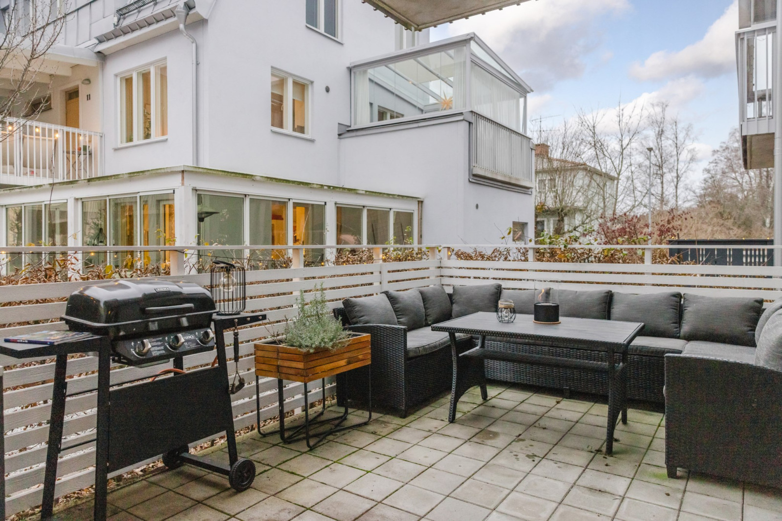 Stenbelagd uteplats Rönninge Torg 13