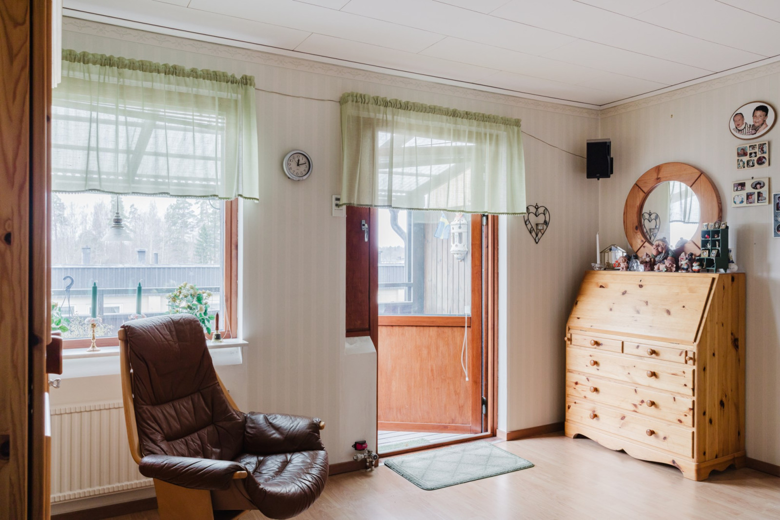 Sovrum 1 med utgång till balkong Snickarstigen 2