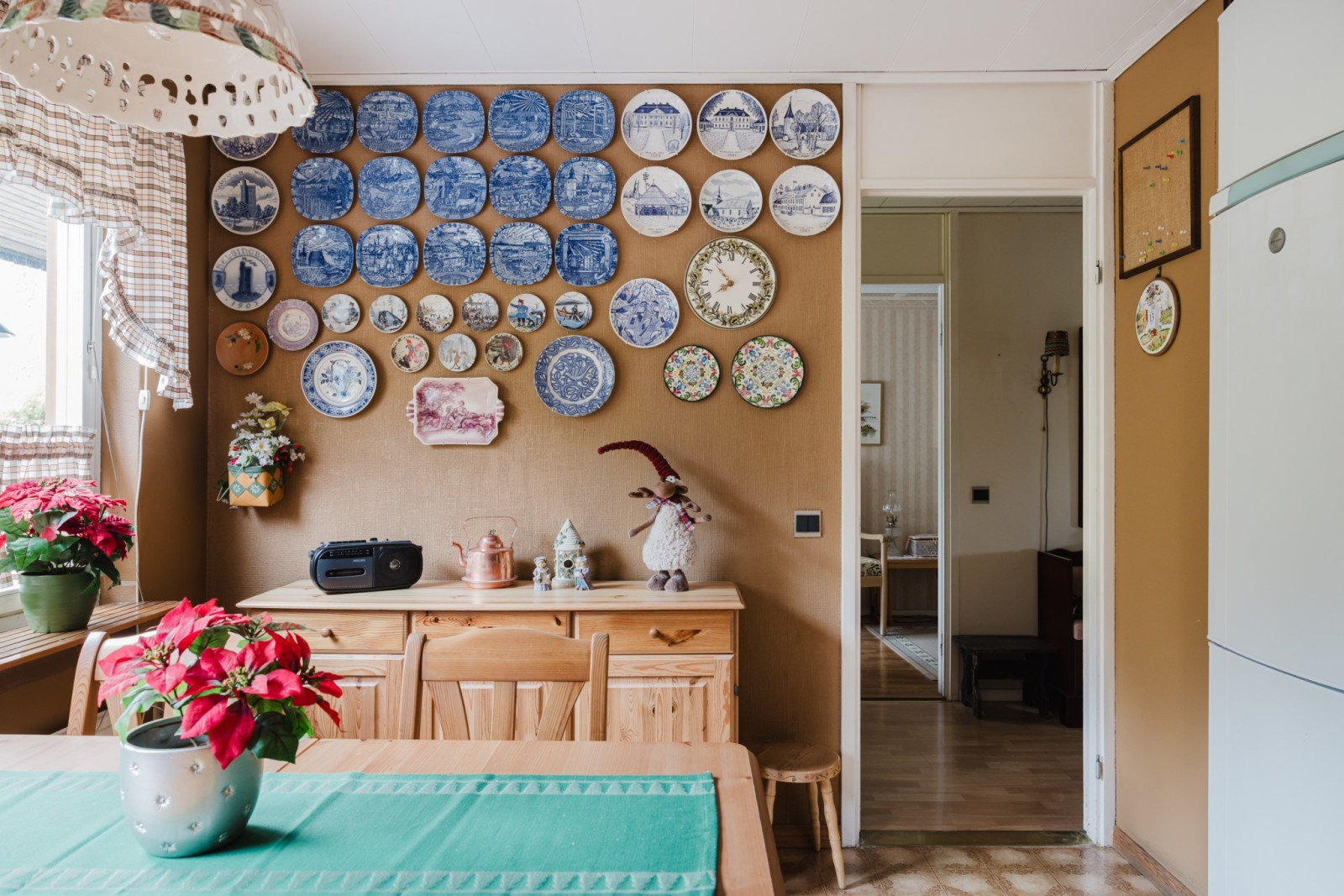 Kök med matplats mot hall Snickarstigen 2