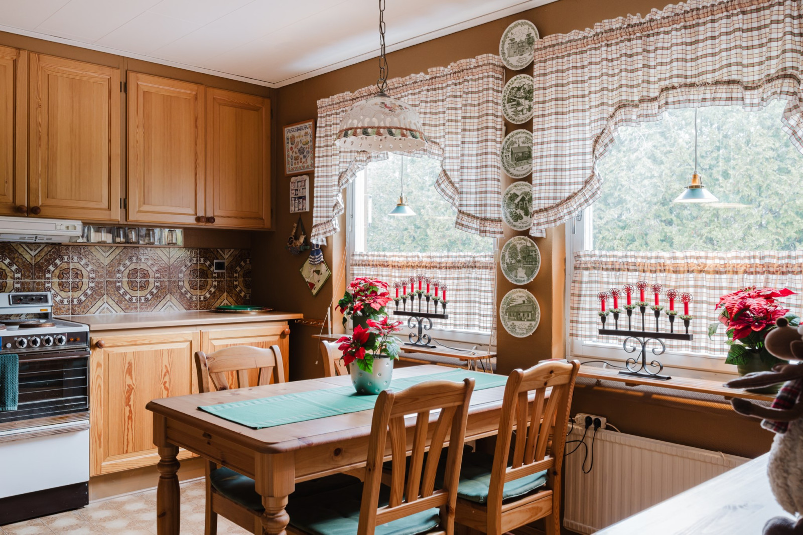 Rymlig matplats intill de stora fönsterpartierna Snickarstigen 2