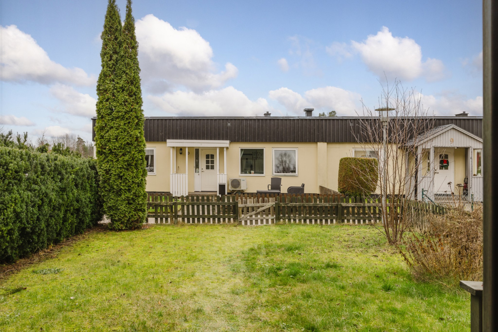 Inhängnad trädgårdstomt med plan gräsmatta Snickarstigen 2