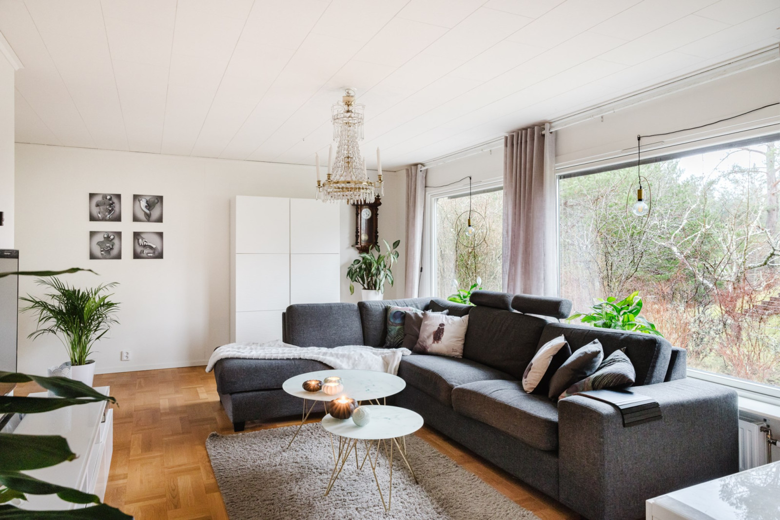 Vardagsrum med stora fönsterpartier Täppvägen 13