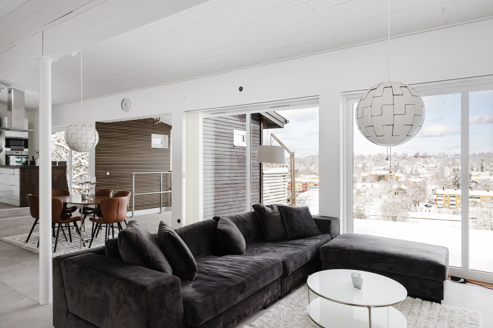 Vardagsrum mot matplats Engelsbergsvägen 20