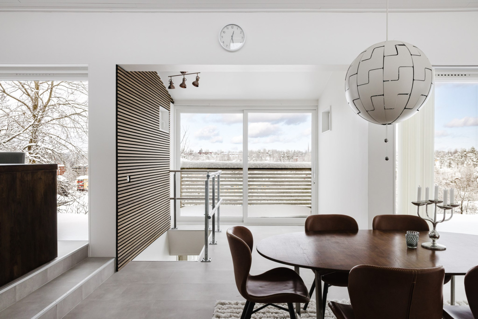 Matplats mot balkong Engelsbergsvägen 20