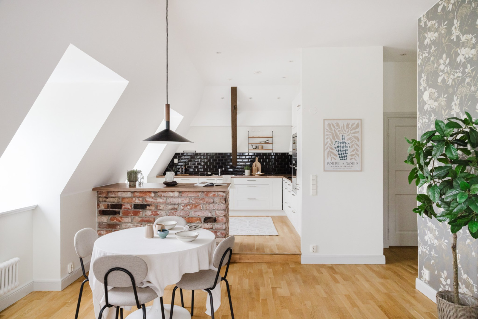 Vardagsrum mot kök Vattentornsvägen 1