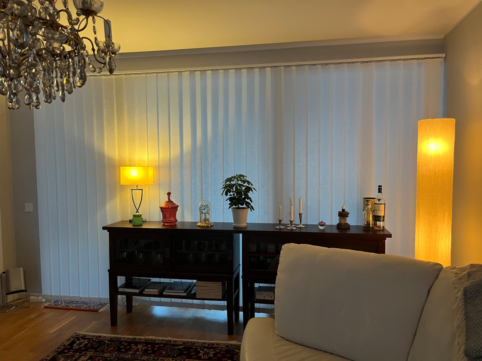 Vardagsrum med lamellgardin Tallsätravägen 15B