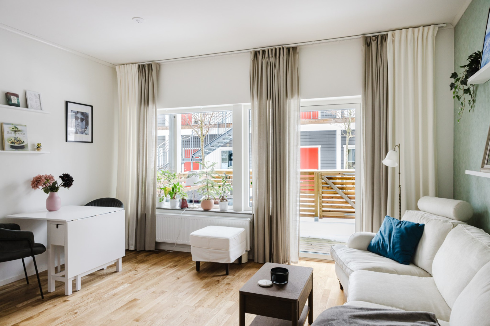 Rymligt vardagsrum med utgång till uteplats Hagavägen 6C