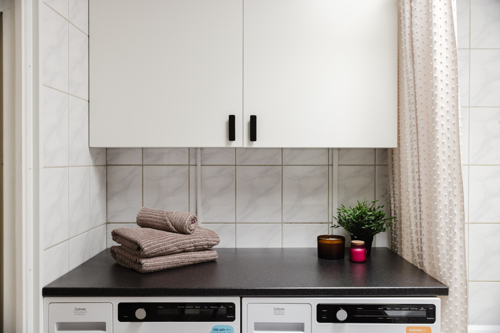 Tvättavdelning med förvaring Målarstigen 37